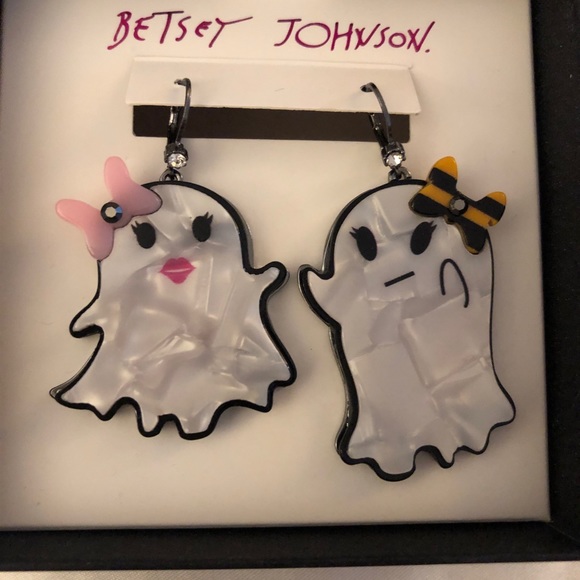 Betsey Johnson Hematite Tone & White Acrylic Ghost Mismatch Drop Earrings NIB - Picture 3 of 12